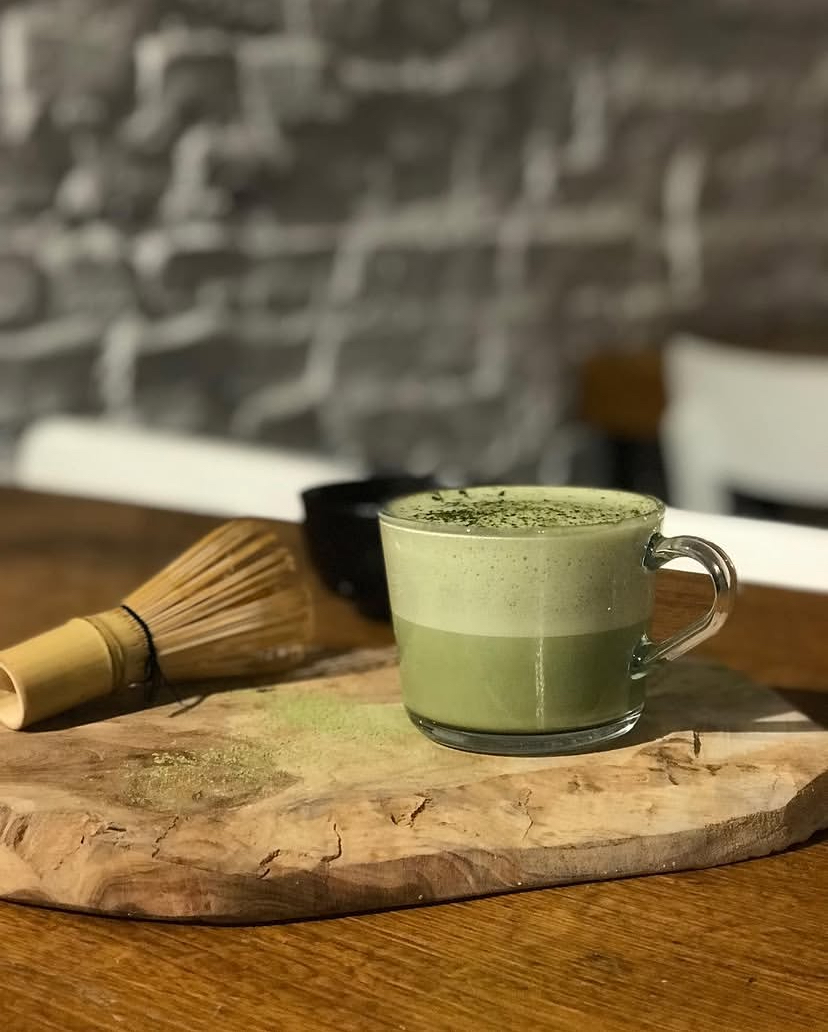 Matcha latte w Roślinnej – matcha Poznań