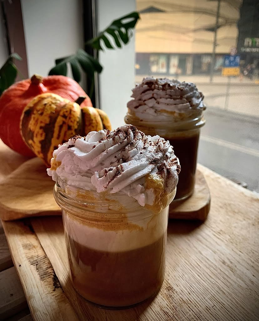 Sezonowy pumpkin spice latte w słoiku