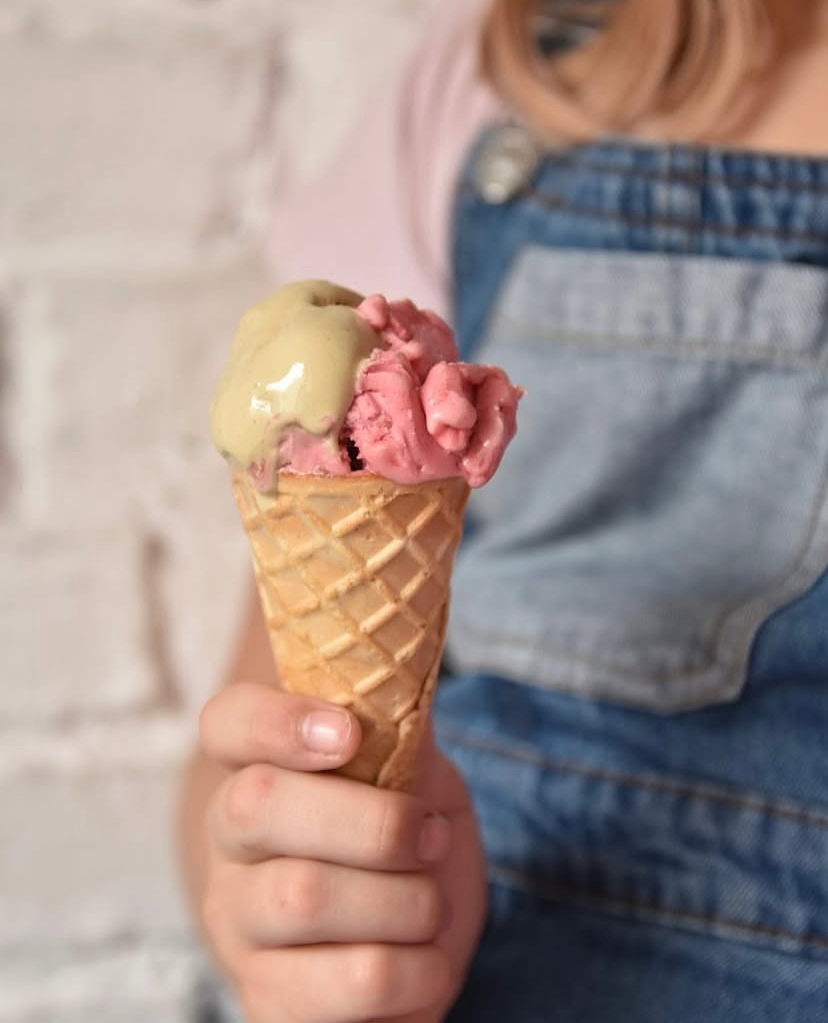 Roślinne lody rzemieślnicze w waflu